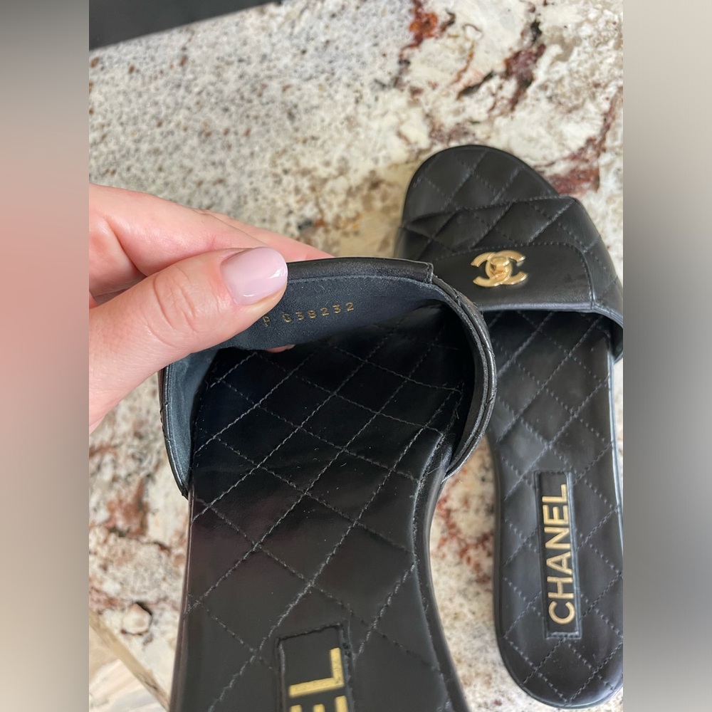 Chanel Turnlock Quilted Black Slides - Size EU 39 / US 8 - Excellent condition - Picture 12 of 16